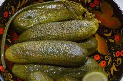 Огірки солоні в бочці