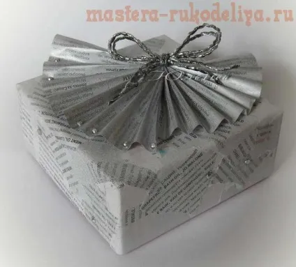 Листівка ручної роботи з газети (бризкає срібним аерозолем) Листівка ручної роботи з газети