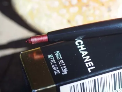 Ефект червоних очей - олівець для очей chanel stylo yeux 928 eros - елена Чемезова
