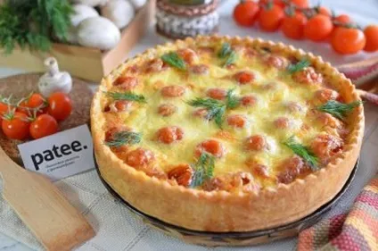 Пиріг з грибами, помідорами і зеленою цибулею, будинки приготовлено (зеленим) Пиріг з грибами, помідорами і зеленою цибулею, будинки приготовлено