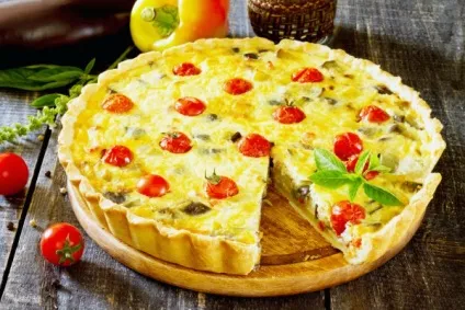 Пиріг з грибами, помідорами і зеленою цибулею, будинки приготовлено (зеленим) Пиріг з грибами, помідорами і зеленою цибулею, будинки приготовлено