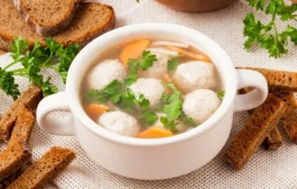 Рецепти супів з курячими фрикадельками, секрети вибору інгредієнтів і (жіночий журнал) Рецепти супів з курячими фрикадельками, секрети вибору інгредієнтів і