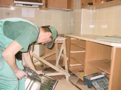 Ремонт кухонних меблів своїми руками відео-інструкція, реставрація шафи, підготовка поверхні, (руками) Ремонт кухонних меблів своїми руками відео-інструкція, реставрація шафи, підготовка поверхні,