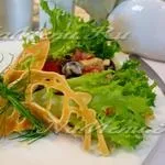 Салат з курячою грудкою, з помідорами і сиром (помідорами) Салат з курячою грудкою, з помідорами і сиром