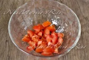 Салат з курячою грудкою, з помідорами і сиром (зелень) Салат з курячою грудкою, з помідорами і сиром