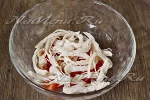 Салат з курячою грудкою, з помідорами і сиром (сіль) Салат з курячою грудкою, з помідорами і сиром