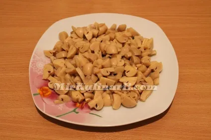 Салат «натхнення» з куркою і маринованими грибами