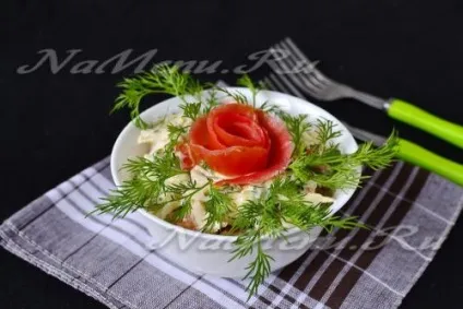 Салат з курячою грудкою, з помідорами і сиром (сиром) Салат з курячою грудкою, з помідорами і сиром