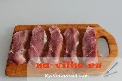 Свинячі відбивні з картоплею і сиром в духовці - рецепт з фото (картоплею) Свинячі відбивні з картоплею і сиром в духовці - рецепт з фото
