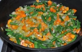 Тушкована картопля з сосисками - покроковий фоторецепт (страви з мясопроодуктов) Тушкована картопля з сосисками - покроковий фоторецепт