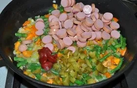 Тушкована картопля з сосисками - покроковий фоторецепт (страви з мясопроодуктов) Тушкована картопля з сосисками - покроковий фоторецепт