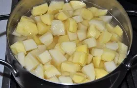 Тушкована картопля з сосисками - покроковий фоторецепт (сосиски) Тушкована картопля з сосисками - покроковий фоторецепт