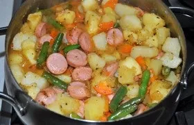 Тушкована картопля з сосисками - покроковий фоторецепт (сосиски) Тушкована картопля з сосисками - покроковий фоторецепт