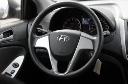 Тест-драйв hyundai solaris (хенде Соляріс) проти volkswagen polo sedan (фольксваген поло седан) (колеса) Тест-драйв hyundai solaris (хенде Соляріс) проти volkswagen polo sedan (фольксваген поло седан)