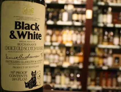 Віскі блек енд вайт (black and white) походження і характеристики напою (white) Віскі блек енд вайт (black and white) походження і характеристики напою