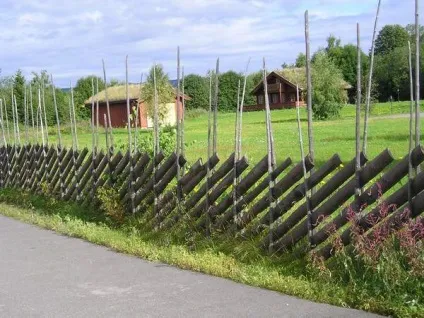 Огорожа з дошки необрізної (необрізної) Огорожа з дошки необрізної