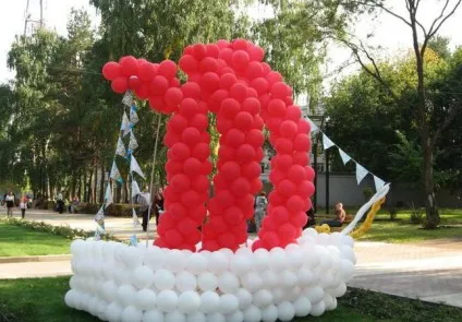 Червоні вітрила в Черкасах - прекрасне місце для відпочинку (прекрасне) Червоні вітрила в Черкасах - прекрасне місце для відпочинку