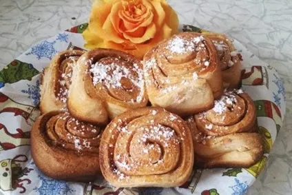 Ароматні булочки з корицею і цукровою пудрою (корицею) Ароматні булочки з корицею і цукровою пудрою