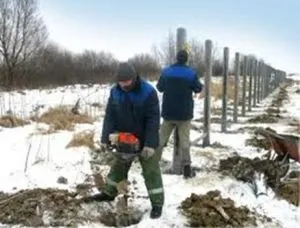 Буріння ям під стовпи забору ручним буром свердловини, установки (забору) Буріння ям під стовпи забору ручним буром свердловини, установки