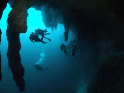 Велика (велика) синя діра або great blue hole в Белізі; блакитна діра в Дахабі (Єгипет); блакитна