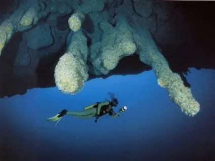 Велика (велика) синя діра або great blue hole в Белізі; блакитна діра в Дахабі (Єгипет); блакитна