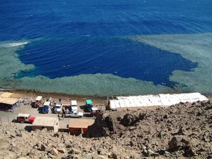 Велика (велика) синя діра або great blue hole в Белізі; блакитна діра в Дахабі (Єгипет); блакитна