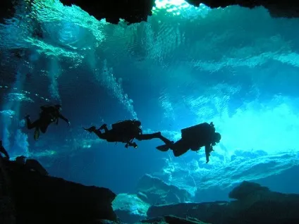 Велика (велика) синя діра або great blue hole в Белізі; блакитна діра в Дахабі (Єгипет); блакитна