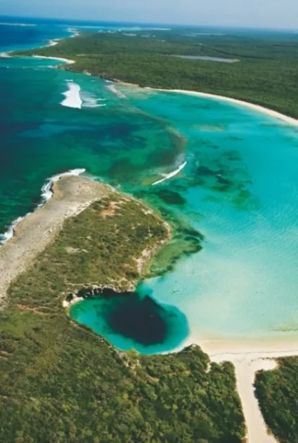 Велика (велика) синя діра або great blue hole в Белізі; блакитна діра в Дахабі (Єгипет); блакитна