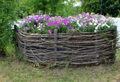 Дерев'яні паркани - фото, варіанти красивого і оригінального дизайну (оригінальні огорожі з дерева) Дерев'яні паркани - фото, варіанти красивого і оригінального дизайну