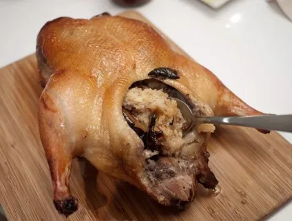 Гусь в духовці з рисом рецепт