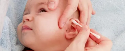Як чистити вуха новонародженому малюкові за допомогою ватних паличок