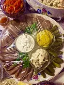 Яловичий язик з трьома соусами (соусами) Яловича мова з трьома соусами