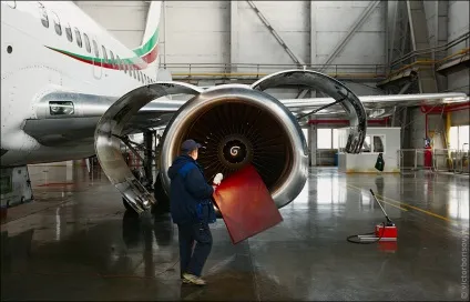 Як обслуговують та ремонтують літаки, як це зроблено