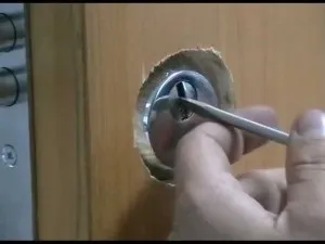 Як відкрити (розкрити) циліндровий замок без ключа