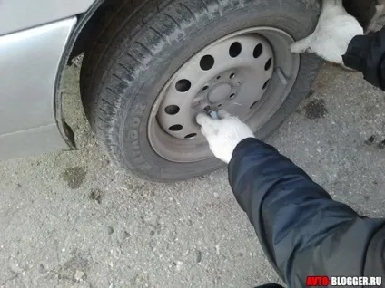 Як поміняти колесо, автоблог (Тепер підставляємо домкрат) Як поміняти колесо, автоблог