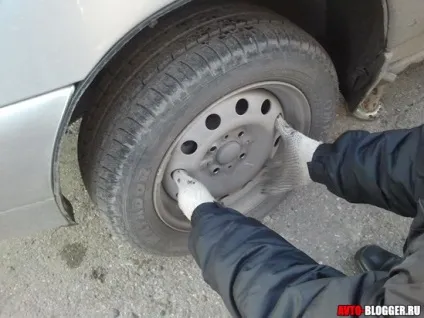 Як поміняти колесо, автоблог (Тепер підставляємо домкрат) Як поміняти колесо, автоблог