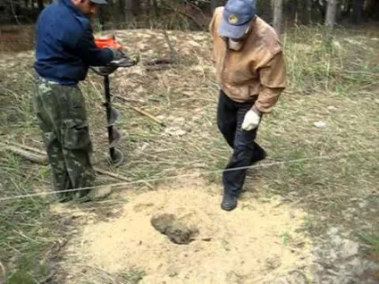 Як пробурити яму під стовп