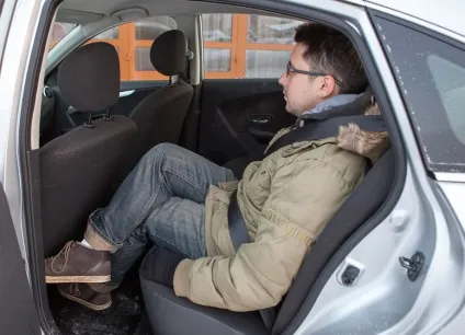 Ігноруємо українські дороги з новим седаном nissan almera (дороги) Ігноруємо українські дороги з новим седаном nissan almera