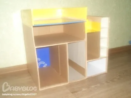 Іграшковий гараж з коробок - зелений будинок