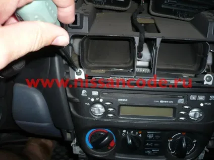 Як зняти штатну магнітолу nissan almera (n16) (nissan) Як зняти штатну магнітолу nissan almera (n16)