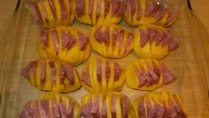 Картопля з ковбасою в духовці (ковбасою) Картопля з ковбасою в духовці