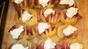 Картопля з ковбасою в духовці (ковбасою) Картопля з ковбасою в духовці