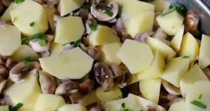 Картопля з грибами (з м'ясом, під майонезом) в духовці рецепти (грибами) Картопля з грибами (з м'ясом, під майонезом) в духовці рецепти