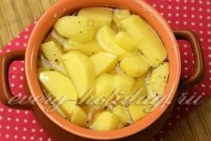 Курка з чорносливом в духовці в горщиках, рецепт з фото (цибуля) Курка з чорносливом в духовці в горщиках, рецепт з фото