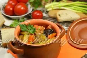 Курка з чорносливом в духовці в горщиках, рецепт з фото (цибуля) Курка з чорносливом в духовці в горщиках, рецепт з фото