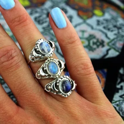 Місячний камінь (адуляр)