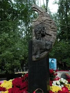 Місце, де поховали цоя, майже сакральне (поховали) Місце, де поховали цоя, майже сакральне
