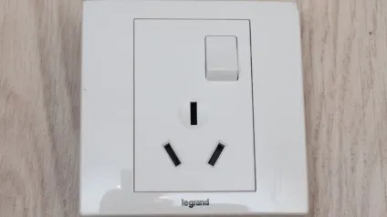 Позбавляємося від перехідників - монтаж розетки legrand en15 type i (розетка) Позбавляємося від перехідників - монтаж розетки legrand en15 type i