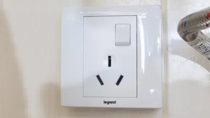 Позбавляємося від перехідників - монтаж розетки legrand en15 type i (розетки) Позбавляємося від перехідників - монтаж розетки legrand en15 type i