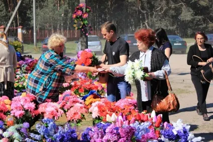 Штучні квіти чорний бізнес, який засуджують і екологи, і церква (який) Штучні квіти чорний бізнес, який засуджують і екологи, і церква